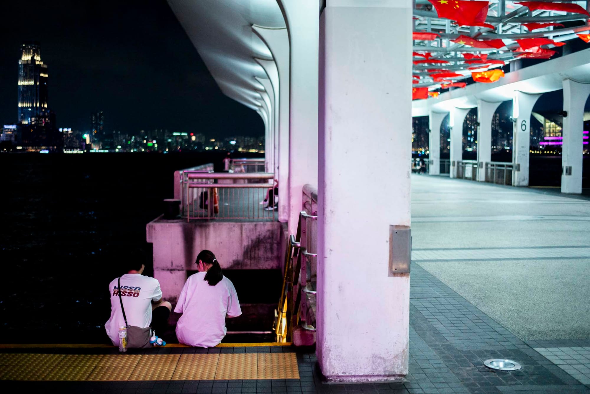 中環碼頭﹐年輕人坐在樓梯上傾談。攝:林振東/端傳媒