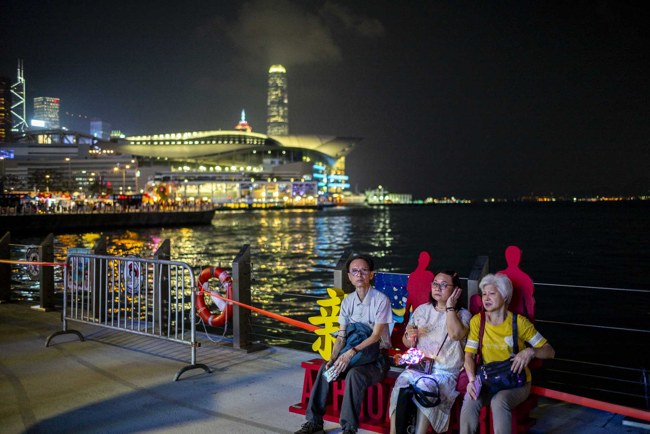 灣仔海濱夜市,市民正在欣賞表演。攝:林振東/端傳媒