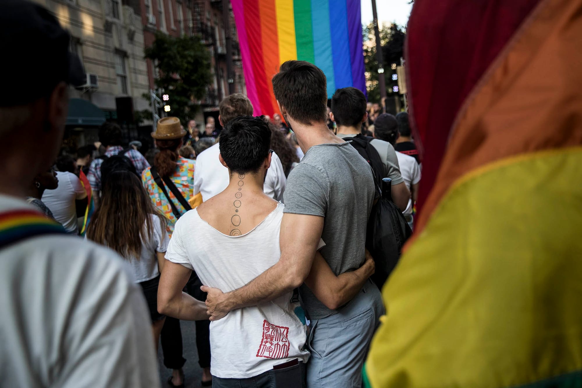 2017年6月14日,美國紐約市舉行彩虹遊行,兩名男子互相擁抱。攝:Drew Angerer/Getty Images