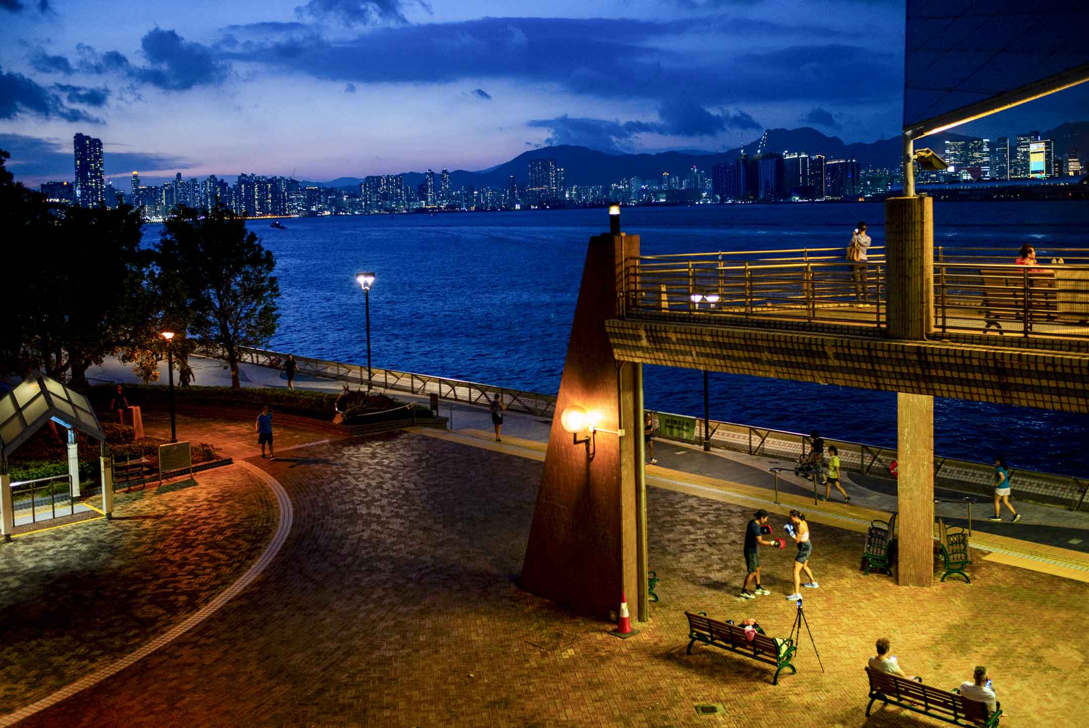 鰂魚涌海濱長廊,一雙男女在練習拳擊。攝:林振東/端傳媒