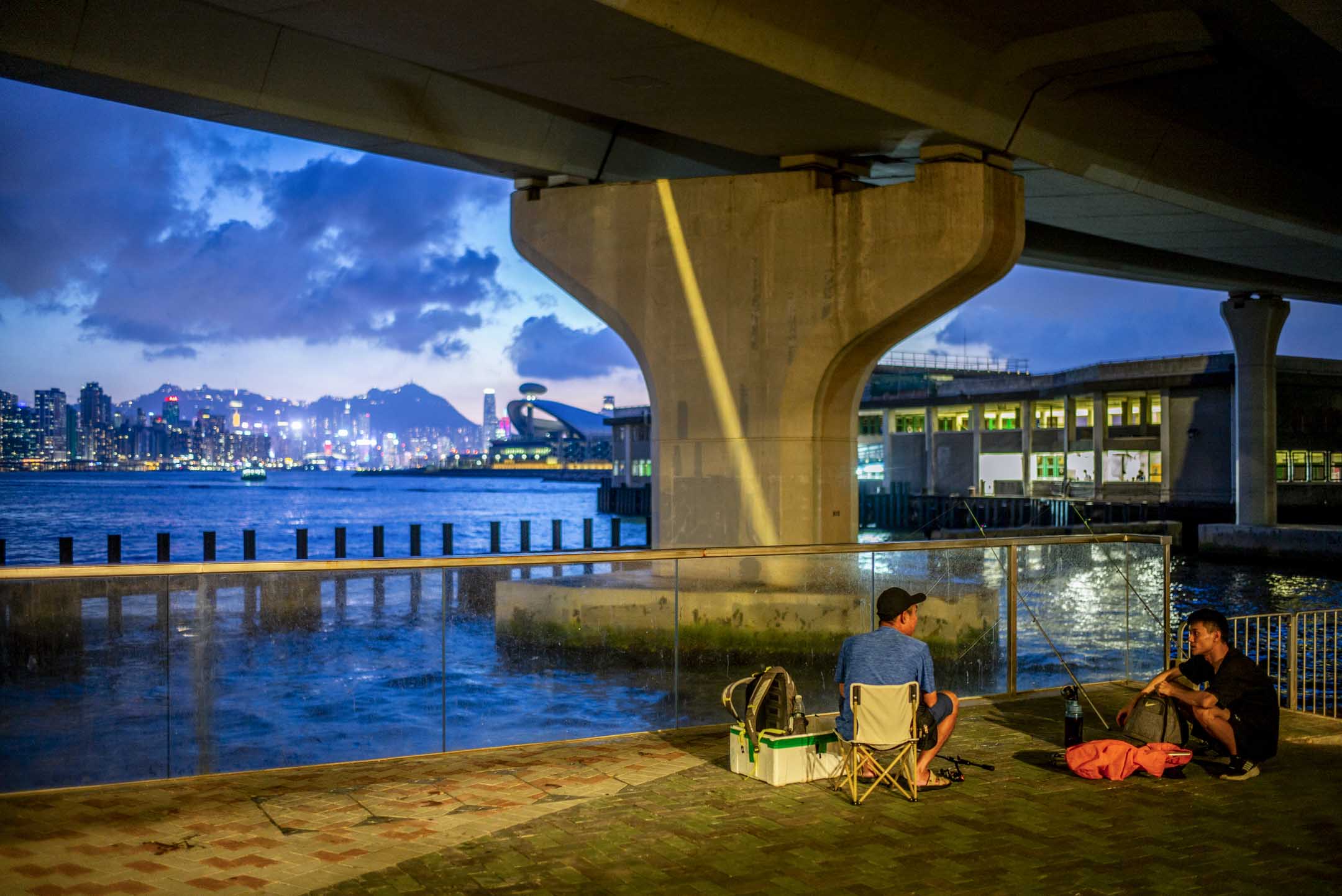 觀塘高架天橋下的釣魚人士。攝:林振東/端傳媒