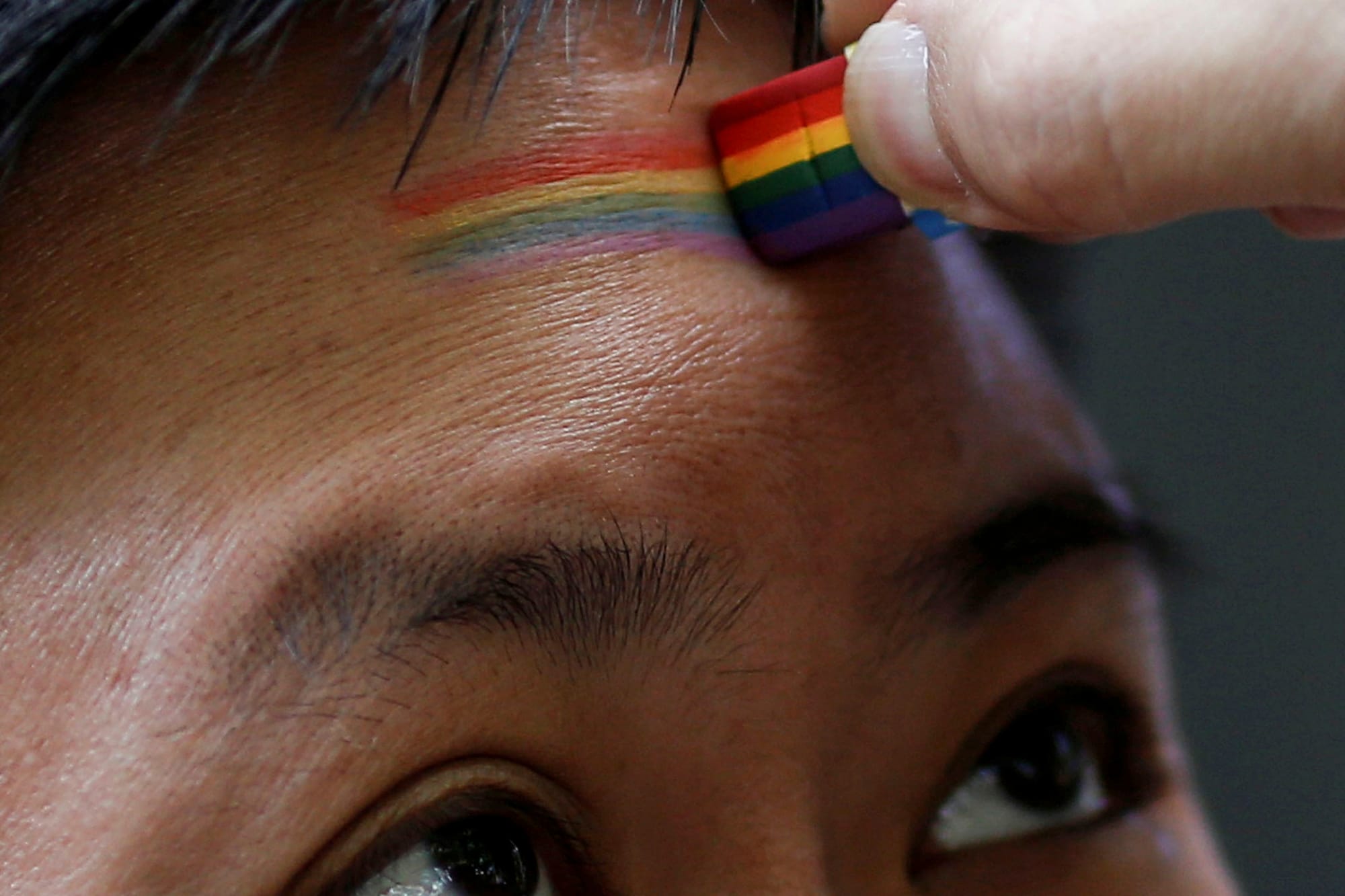 2017年6月17日,上海,一名參與者參加 LGBT活動,在額頭上油上了彩虹旗。攝:Aly Song/Reuters/達志影像