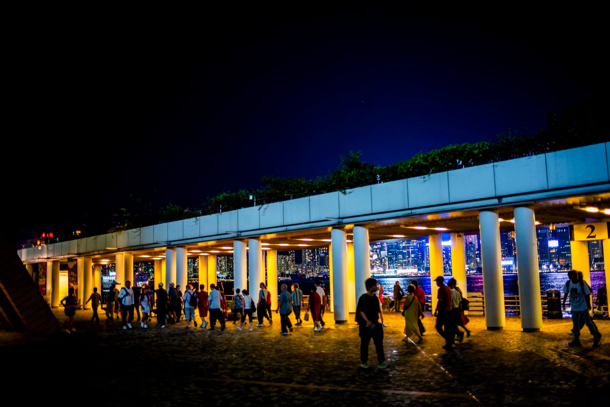 尖沙咀文化中心外的內地旅客團。攝:林振東/端傳媒