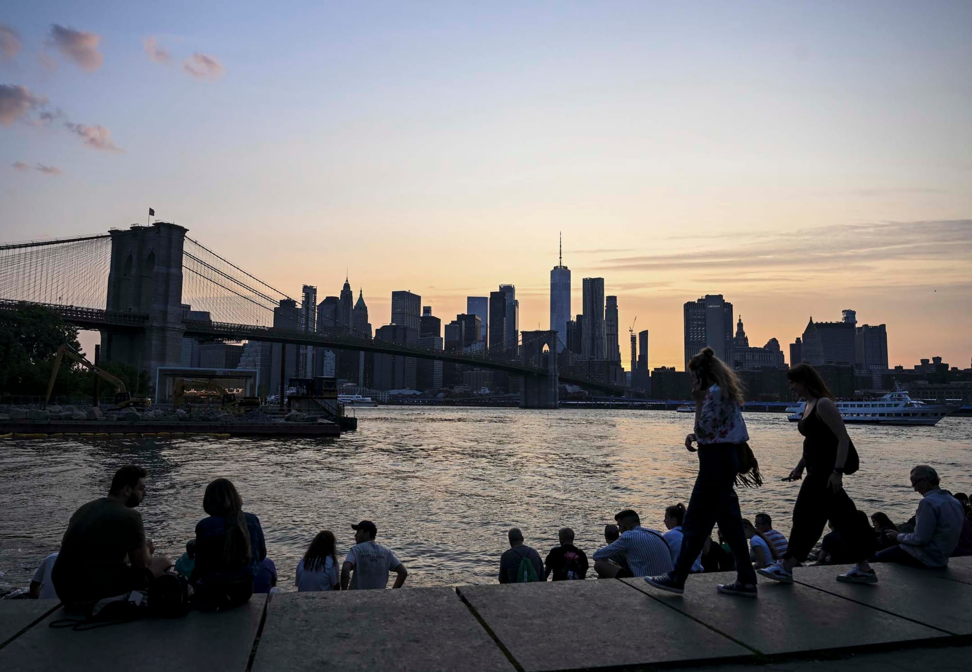2023年6月13日,美國,人們在日落時分看到布魯克林大橋。攝:Fatih Aktas/Anadolu Agency via Getty Images