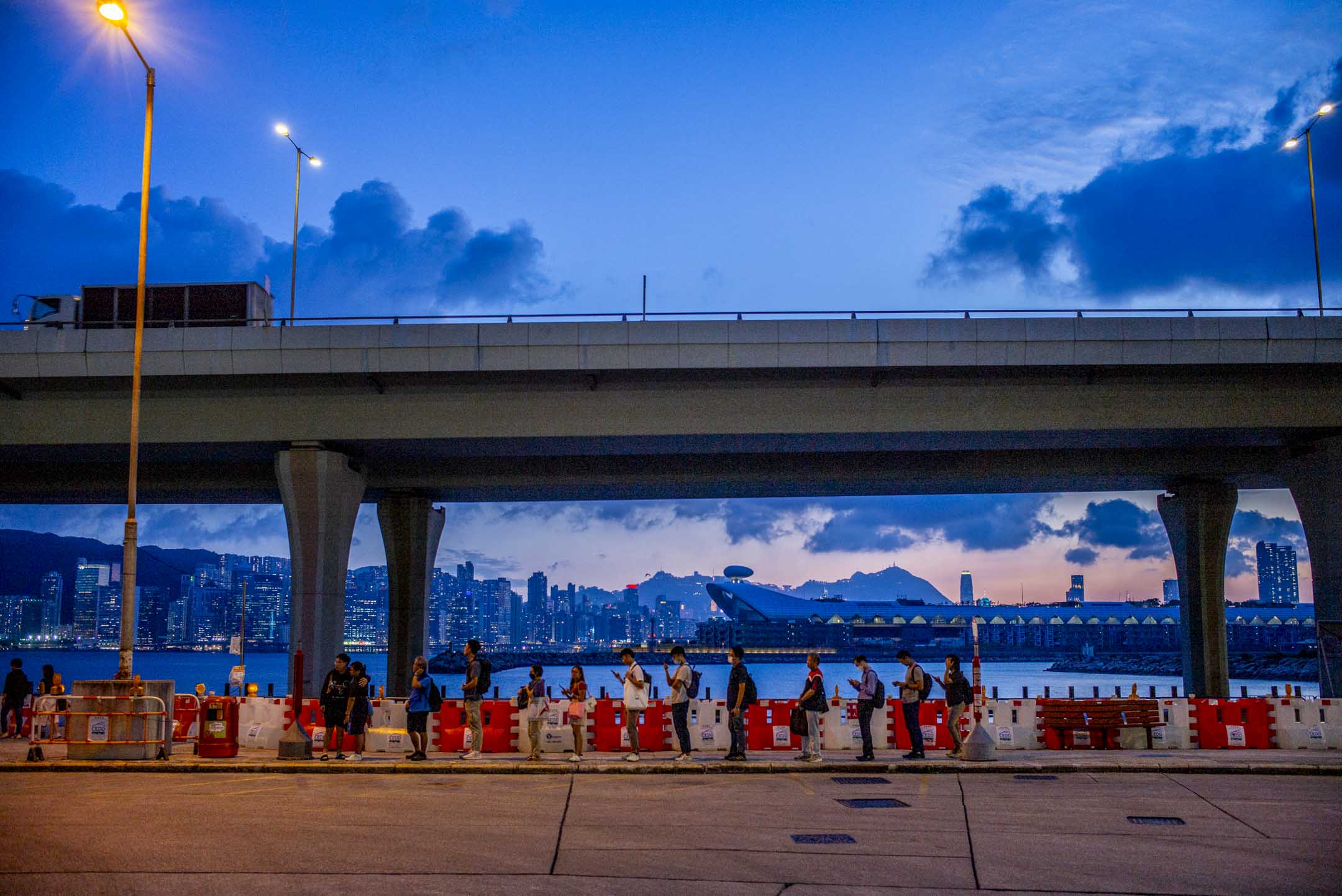 觀塘巴士站,市民排隊等候巴士。攝:林振東/端傳媒