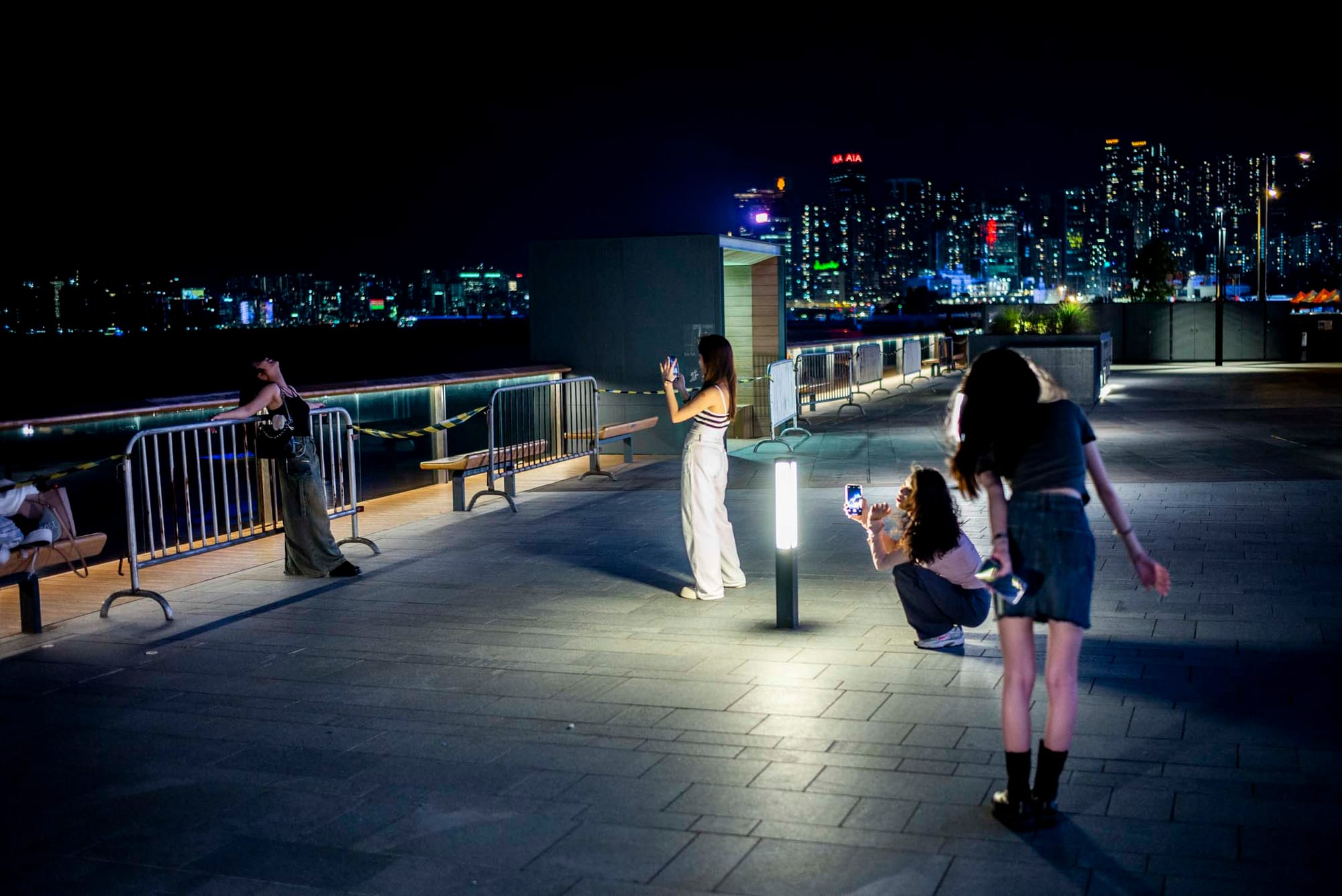 灣仔海濱公園,四位女士正在拍照。攝:林振東/端傳媒