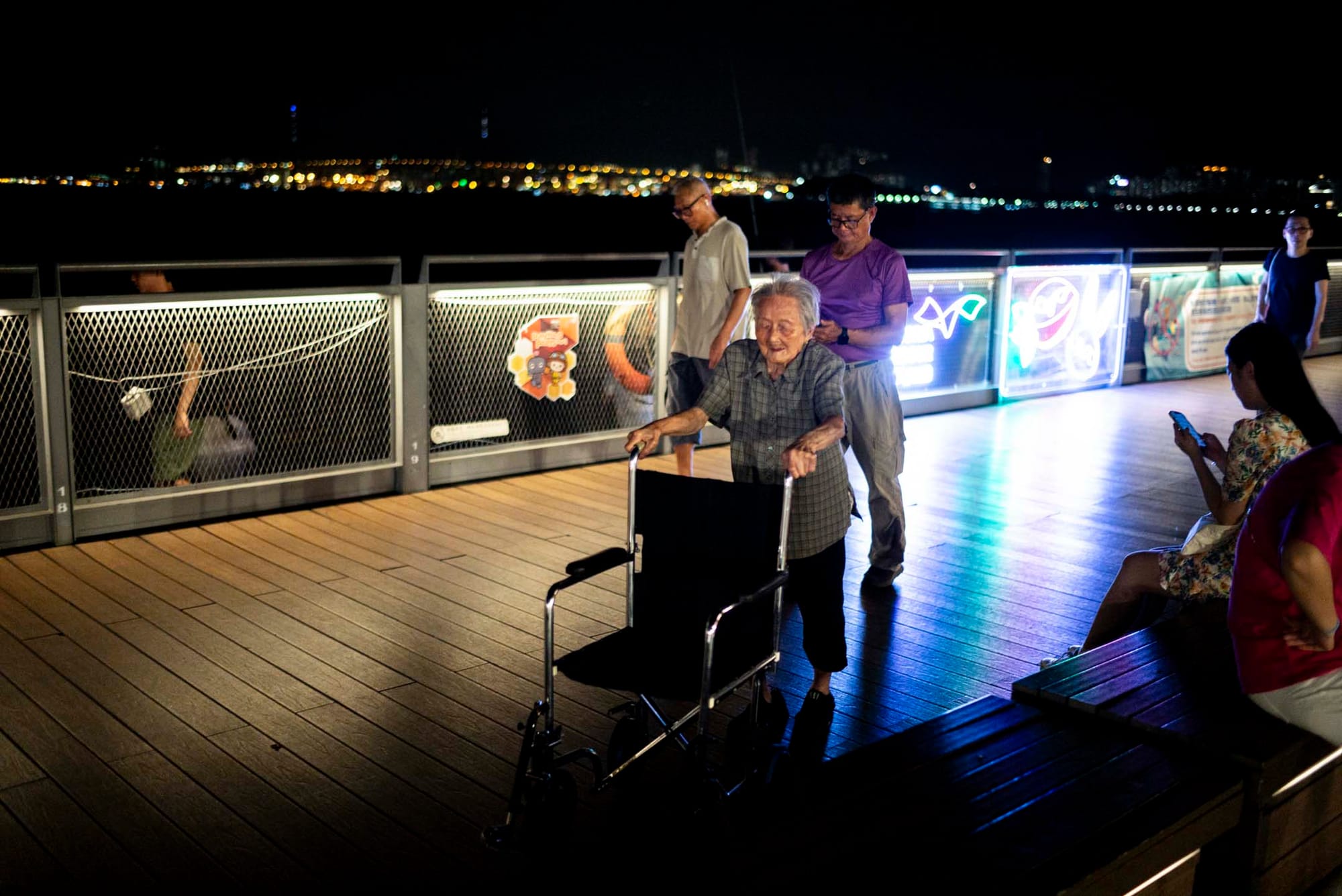 堅尼地城卑路乍灣海濱長廊,一名推著輪椅的長者。攝:林振東/端傳媒