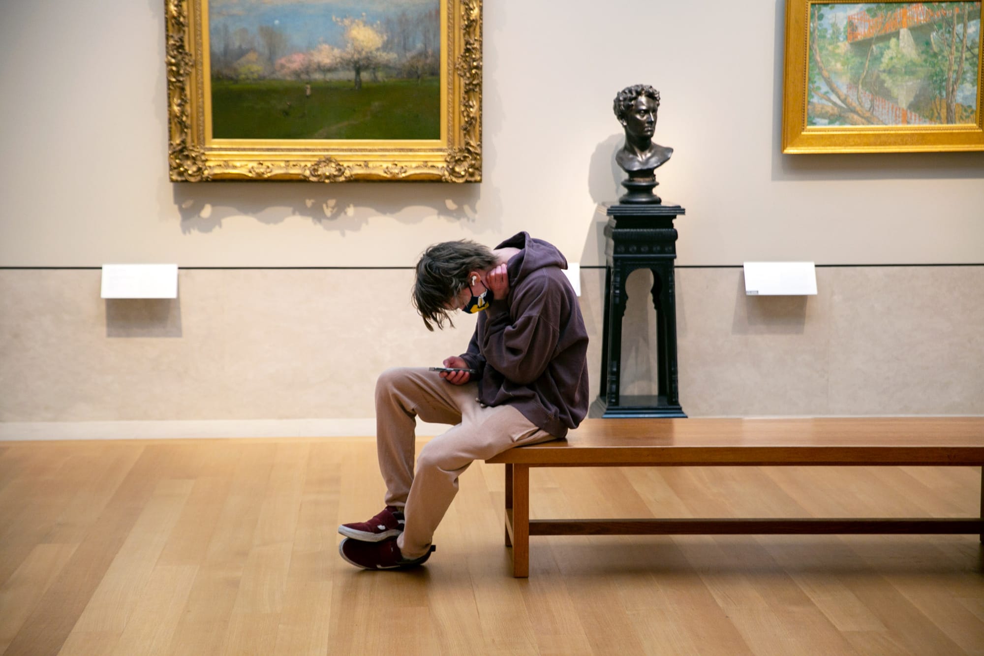 2022年2月20日,美國紐約,一名男子坐在大都會藝術博物館內看電話。攝: Ted Shaffrey/AP/達志影像