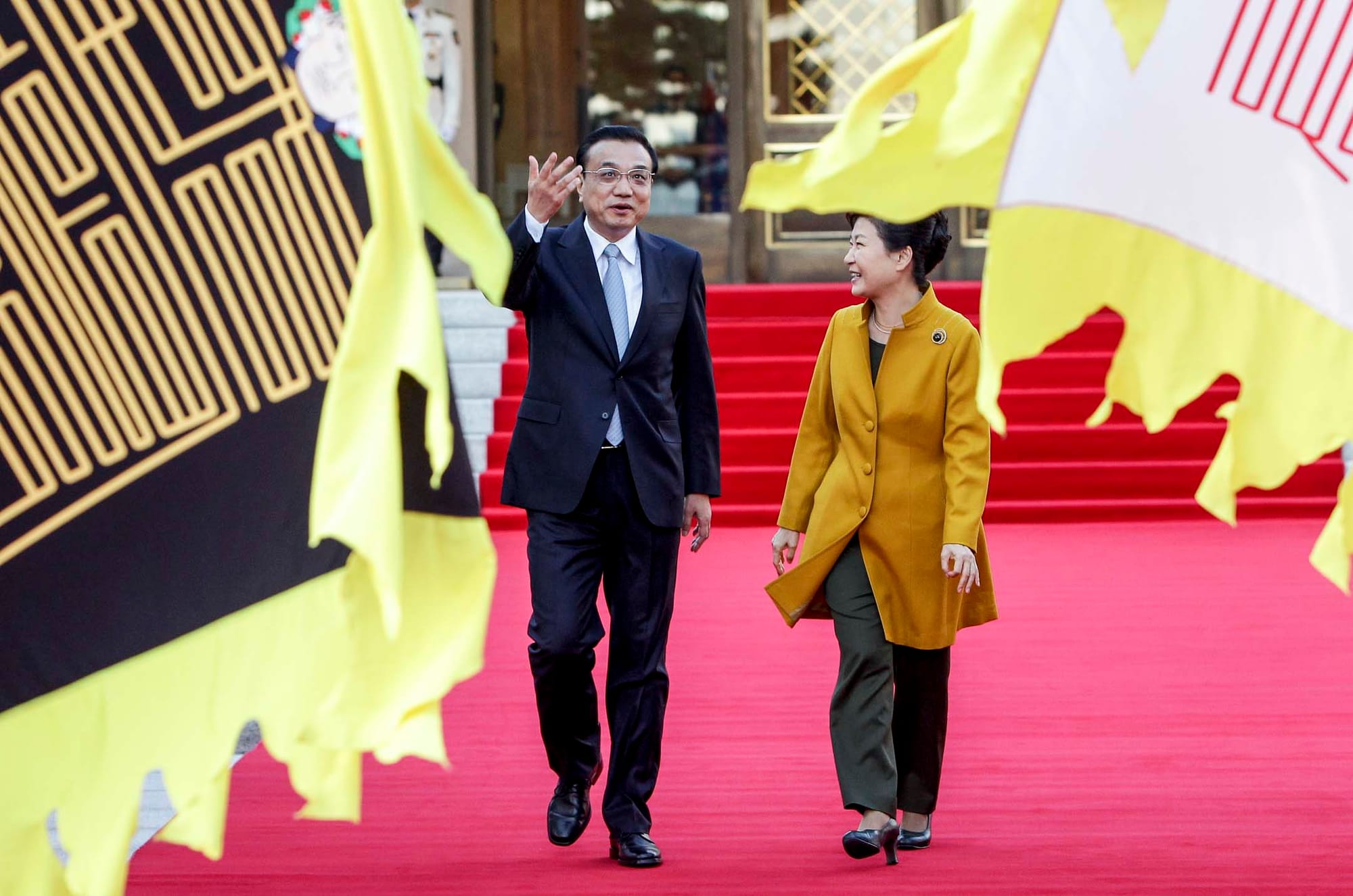 2015年10月31日，南韓首爾，南韓總統朴槿惠和中國國務院總理李克強在青瓦台舉行的歡迎儀式上檢閱儀仗隊。攝：Chung Sung-Jun/Pool Photo via AP/達志影像