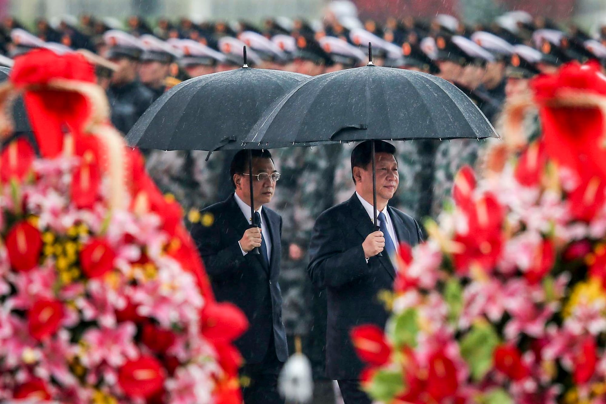 2013年10月1日，中國北京，中國國家主席習近平和國務院總理李克強抵達天安門廣場參加紀念中華人民共和國成立64週年的儀式。攝：Feng Li/Getty Images