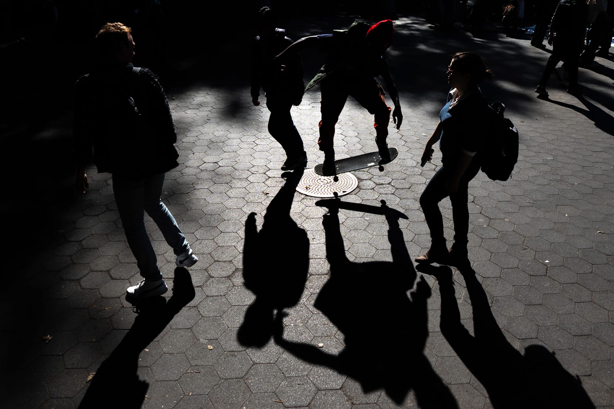 2022年10月15日,美國紐約,一群年輕人在華盛頓廣場公園玩滑板。攝:Julia Nikhinson/AP/達志影像