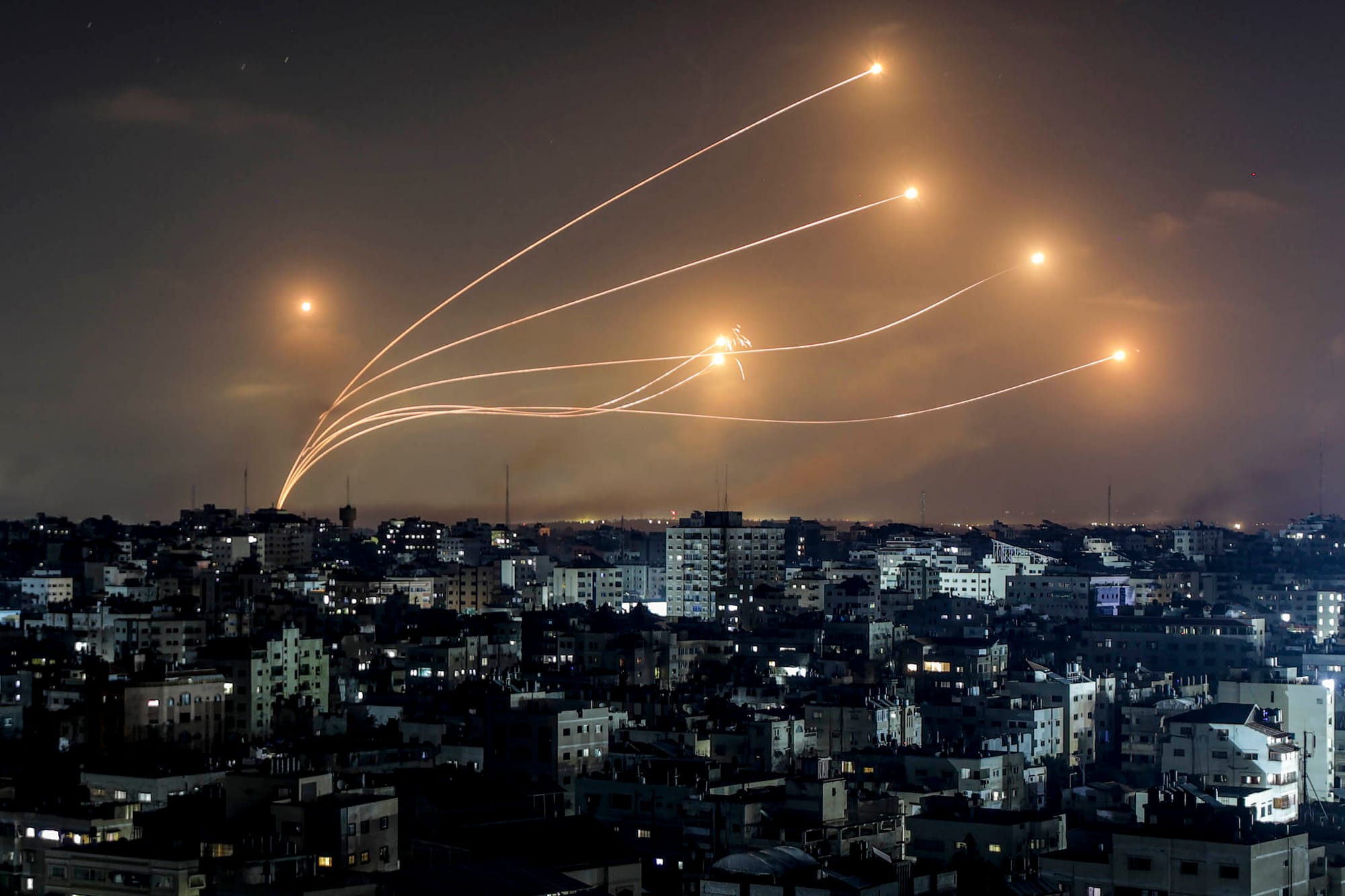 2023年10月11日，以色列鐵穹攔截從加沙走廊發射出來的飛彈。攝：Mohammed Saber/EPA/達志影像
