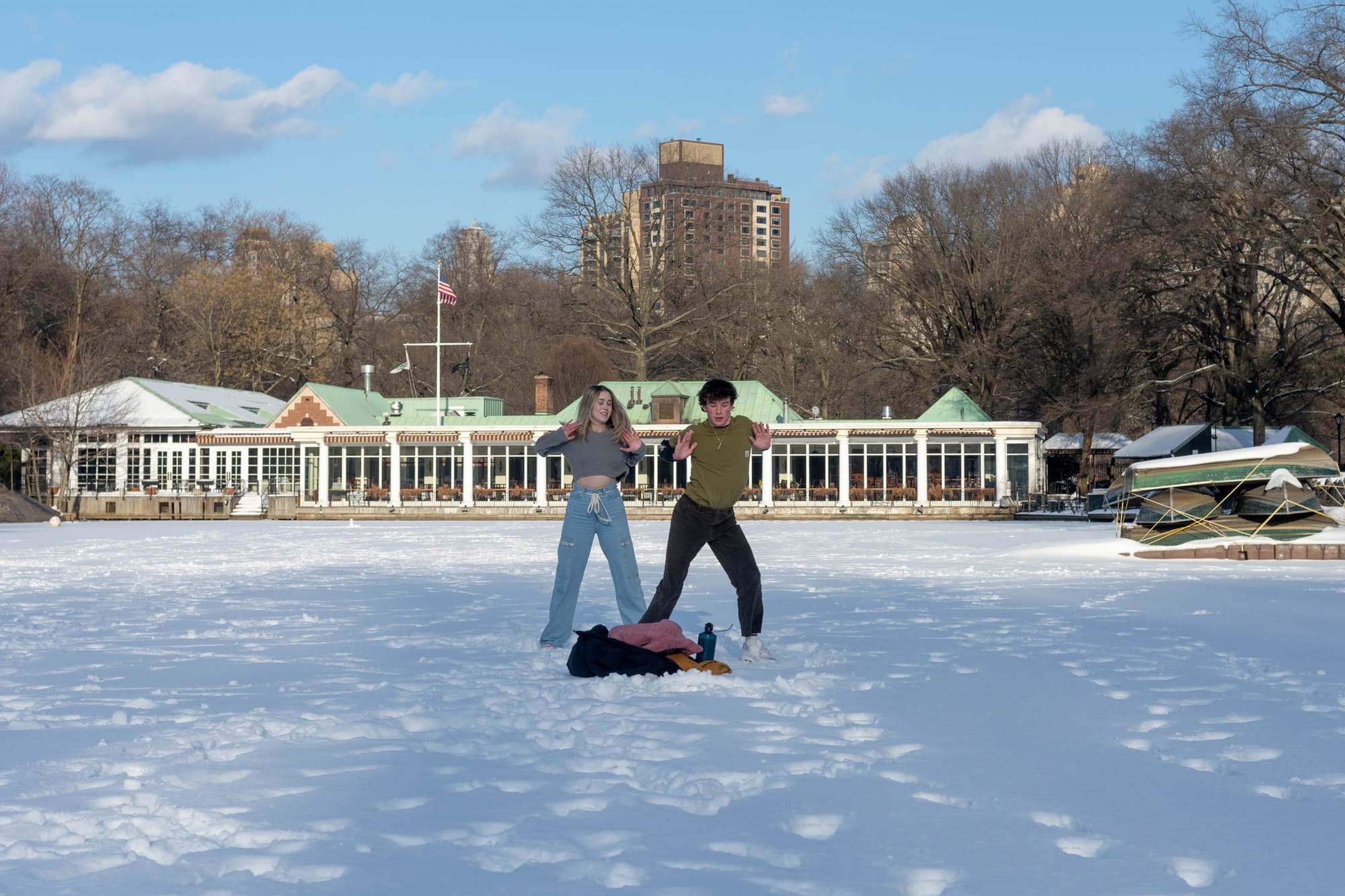 2021年2月20日,美國紐約,在公園裡,有兩名年輕人正在錄製抖音(Tiktok)的舞蹈短影片。攝: Alexi Rosenfeld/Getty Images