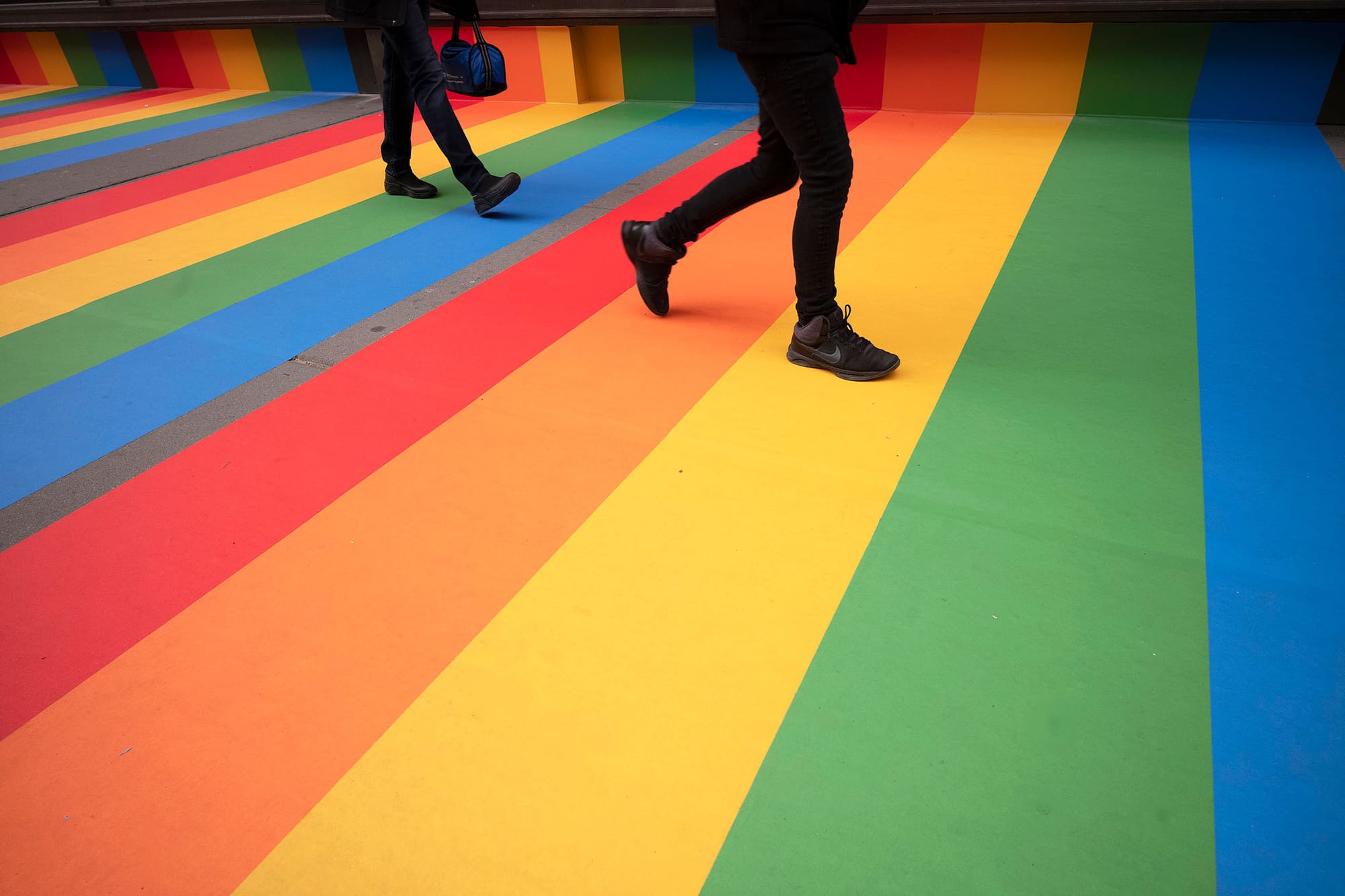 2021年3月17日,美國紐約,市民在塗有彩虹色的行人道上行走。攝:Mark Lennihan/AP/達志影像