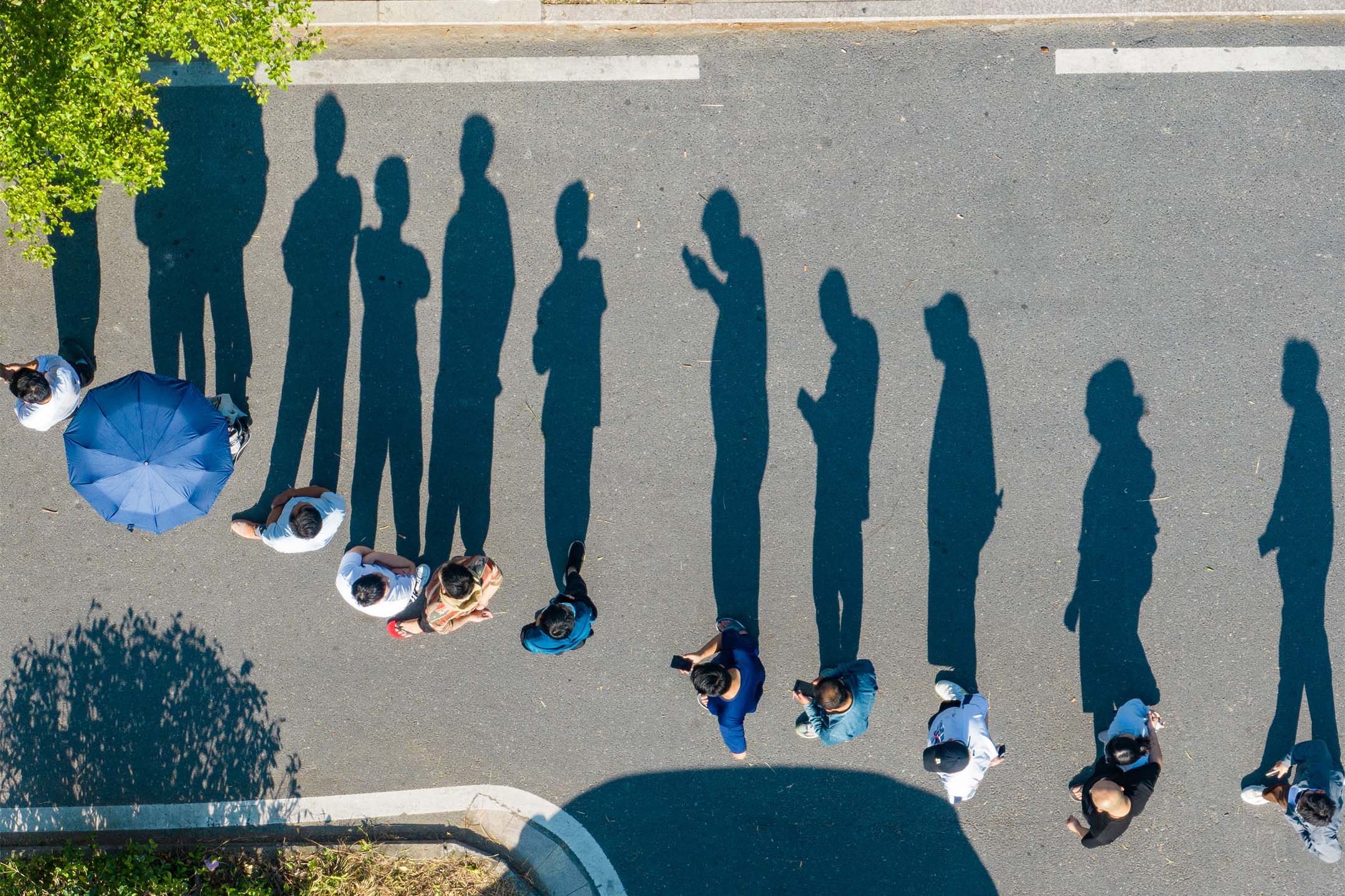 2022年10月2日，中国汕头，市民排队进行核酸检测。摄：VCG/VCG via Getty Images