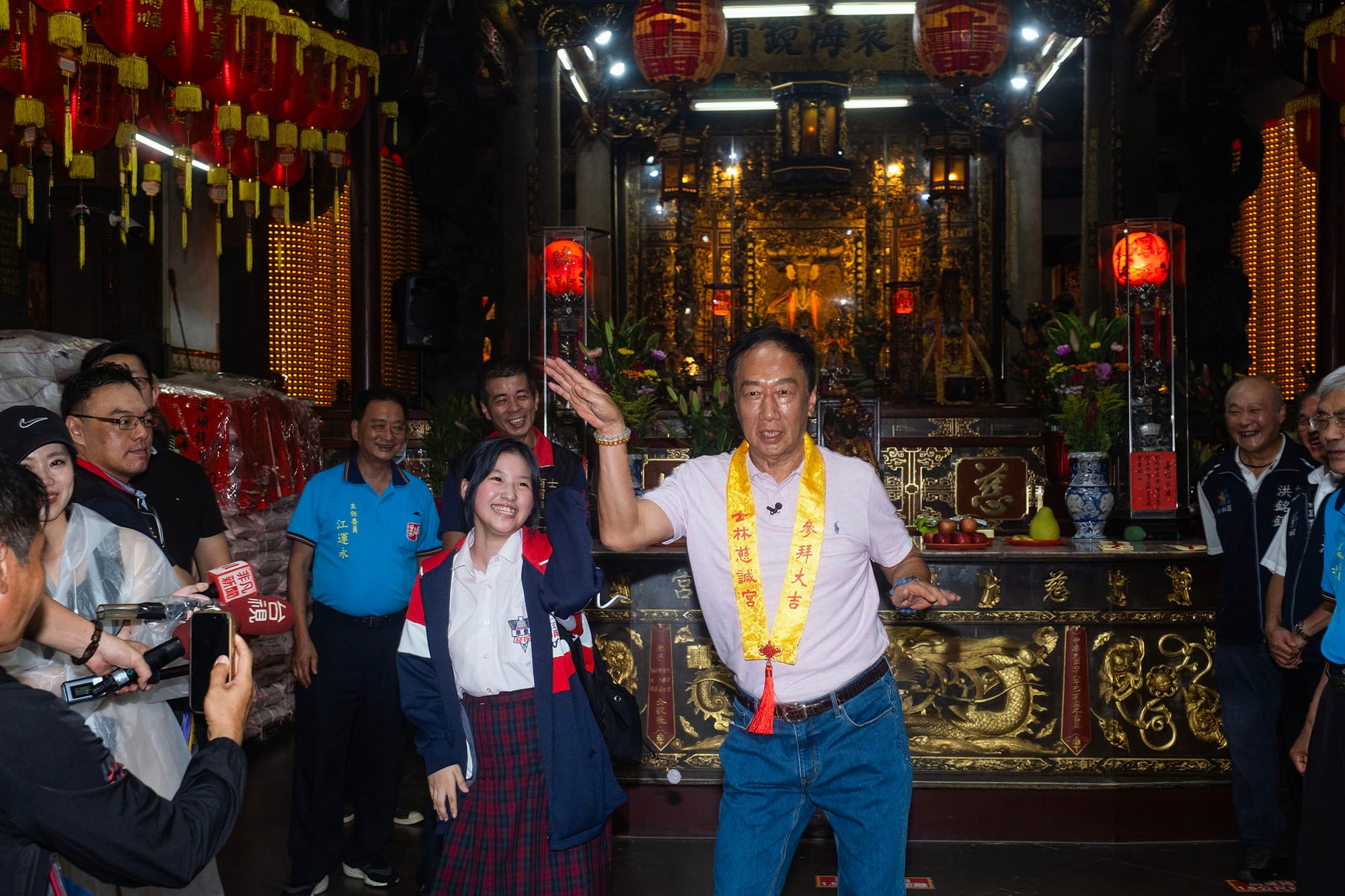 2023年9月6日，士林，郭台铭到宫庙参拜，与一名中学生跳舞。摄：陈焯煇/端传媒