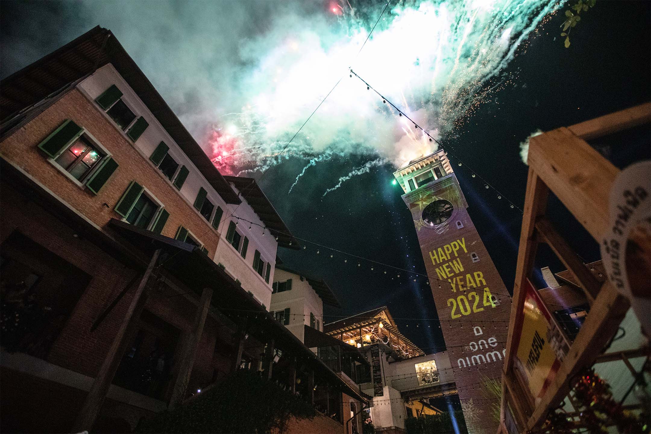2024年1月1日，泰国清迈，宁曼区钟楼上燃放烟火，庆祝2024年新年。摄：Guillaume Payen/SOPA Images/LightRocket via Getty Images