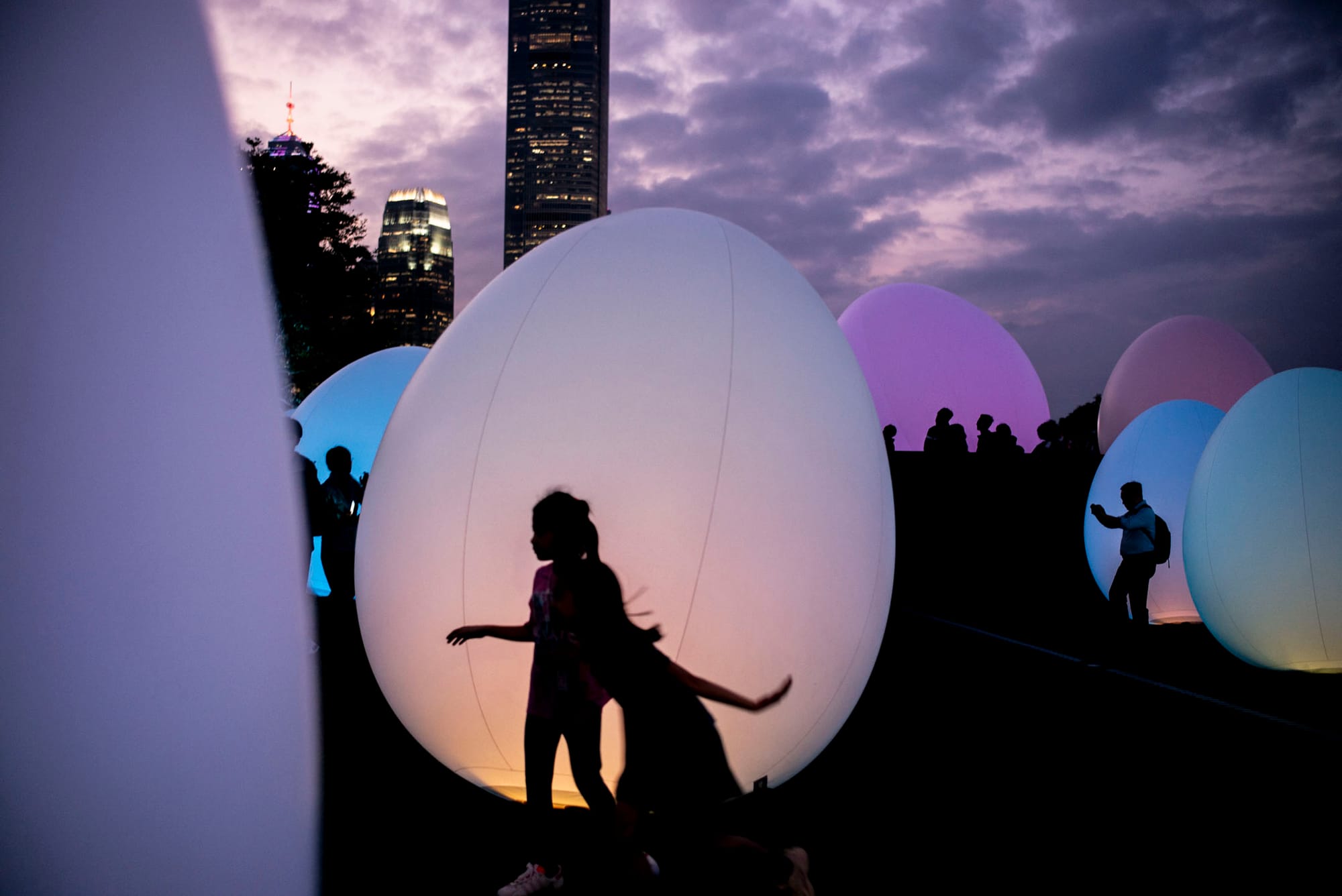 2024年3月27日，康文署艺术计划“艺术@维港2024”，于金钟添马公园至海上放置200多件3及5米高的“发光蛋（ovoid）”装置。 摄：林振东/端传媒