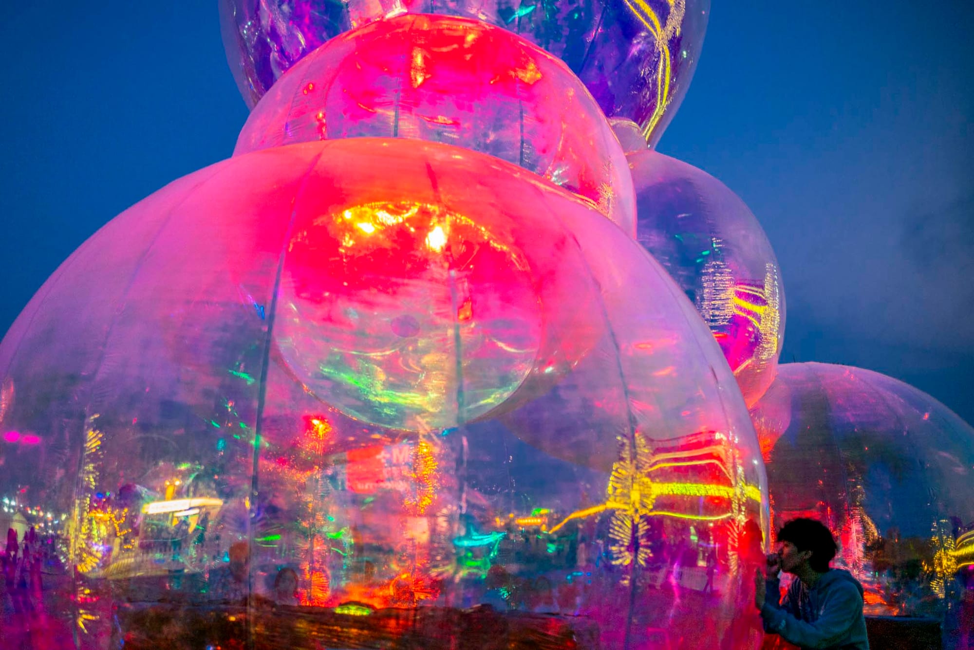 2024年3月28日，西九文化区展出巨型泡泡艺术装置《抱泡瞬间》。摄：林振东/端传媒