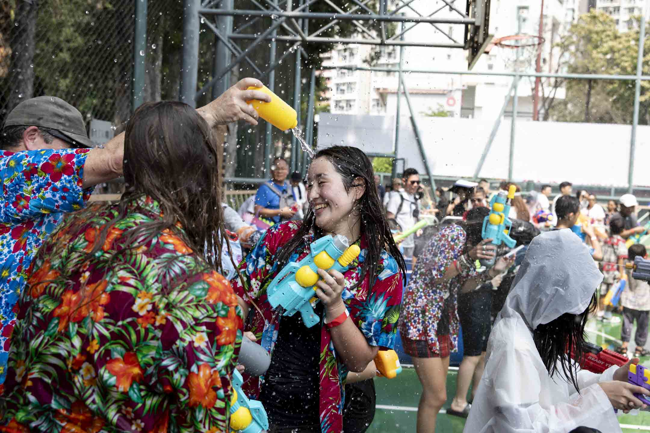 2024年4月13日,九龙城的泼水节从城南道移师至贾炳达道公园篮球场举办。摄:林振东/端传媒