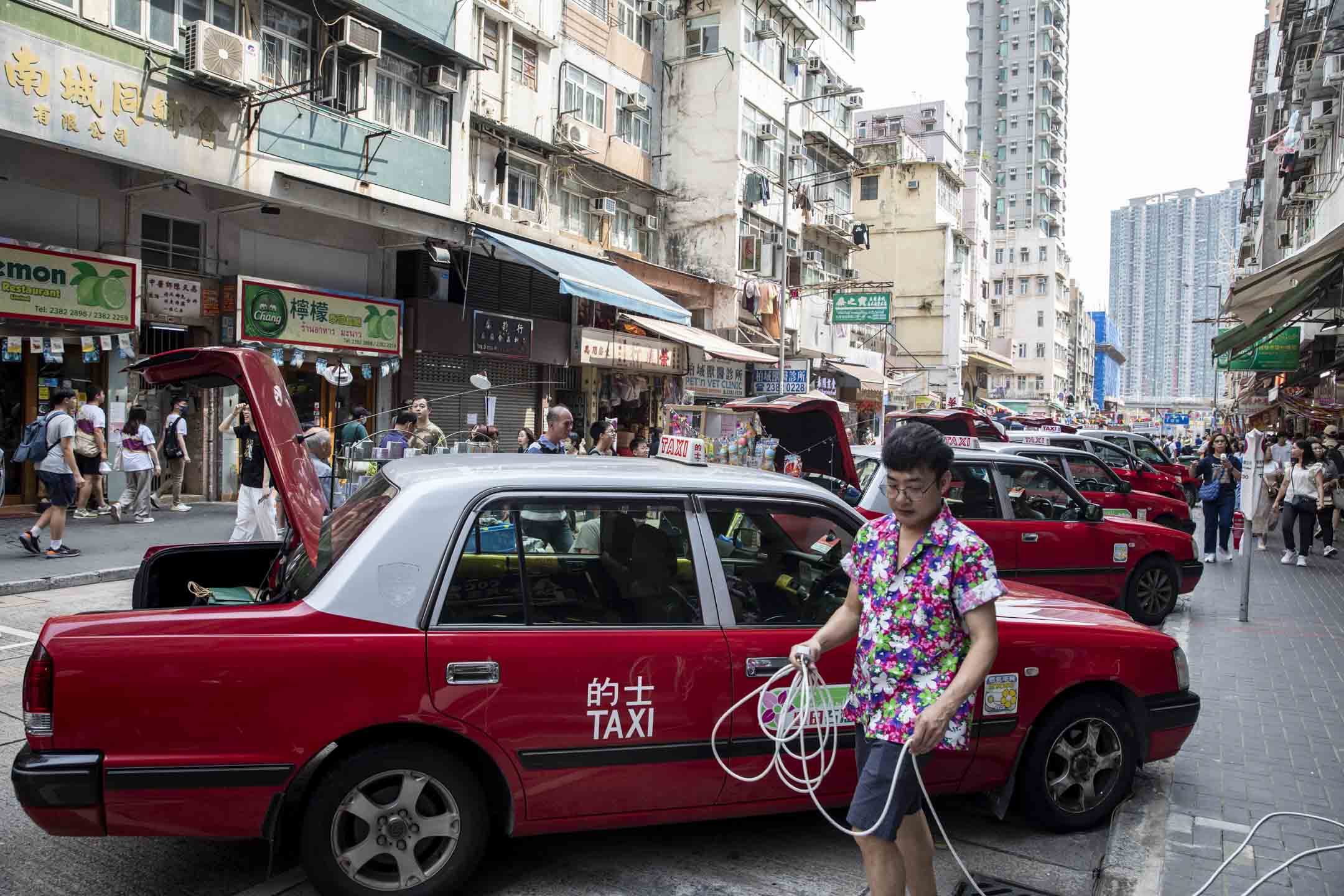 2024年4月13日,九龙城城南道街上,再看不见市民互相泼水玩乐的景象。摄:林振东/端传媒