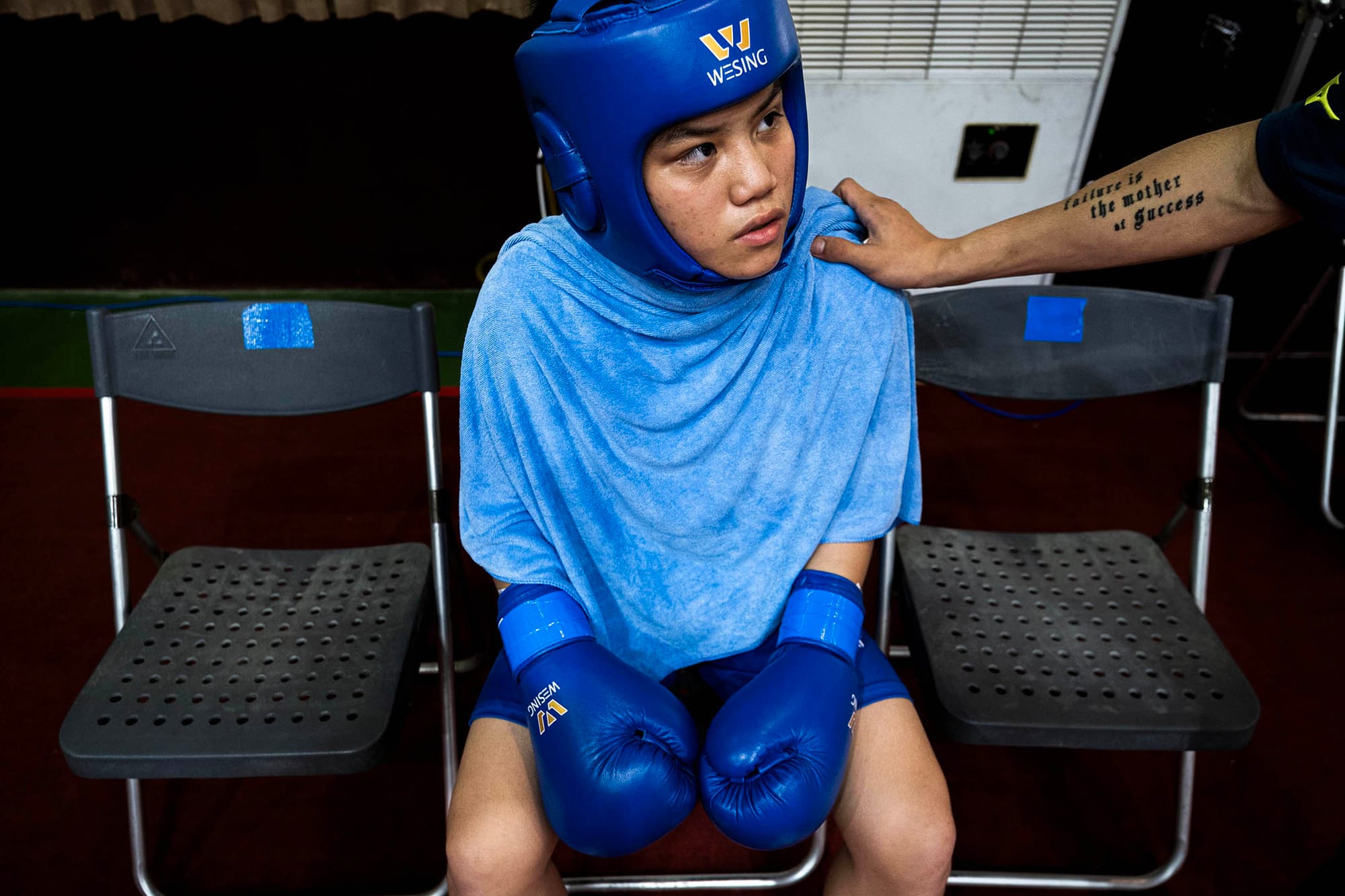 2023年4月23日，新竹，全中運期間，一名原住民拳擊選手準備上台比賽。攝：陳焯煇/端傳媒