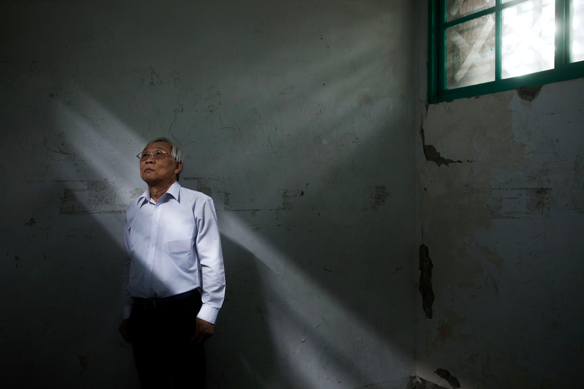 2023年4月14日，景美人權園區，陳欽生在曾囚困他的牢獄内。 陳欽生綽號「生哥」，是一位出身馬來西亞霹靂州怡保的臺灣白色恐怖時期政治受難者，出獄後積極從事人權運動與人權教育至今。攝：陳焯煇/端傳媒
