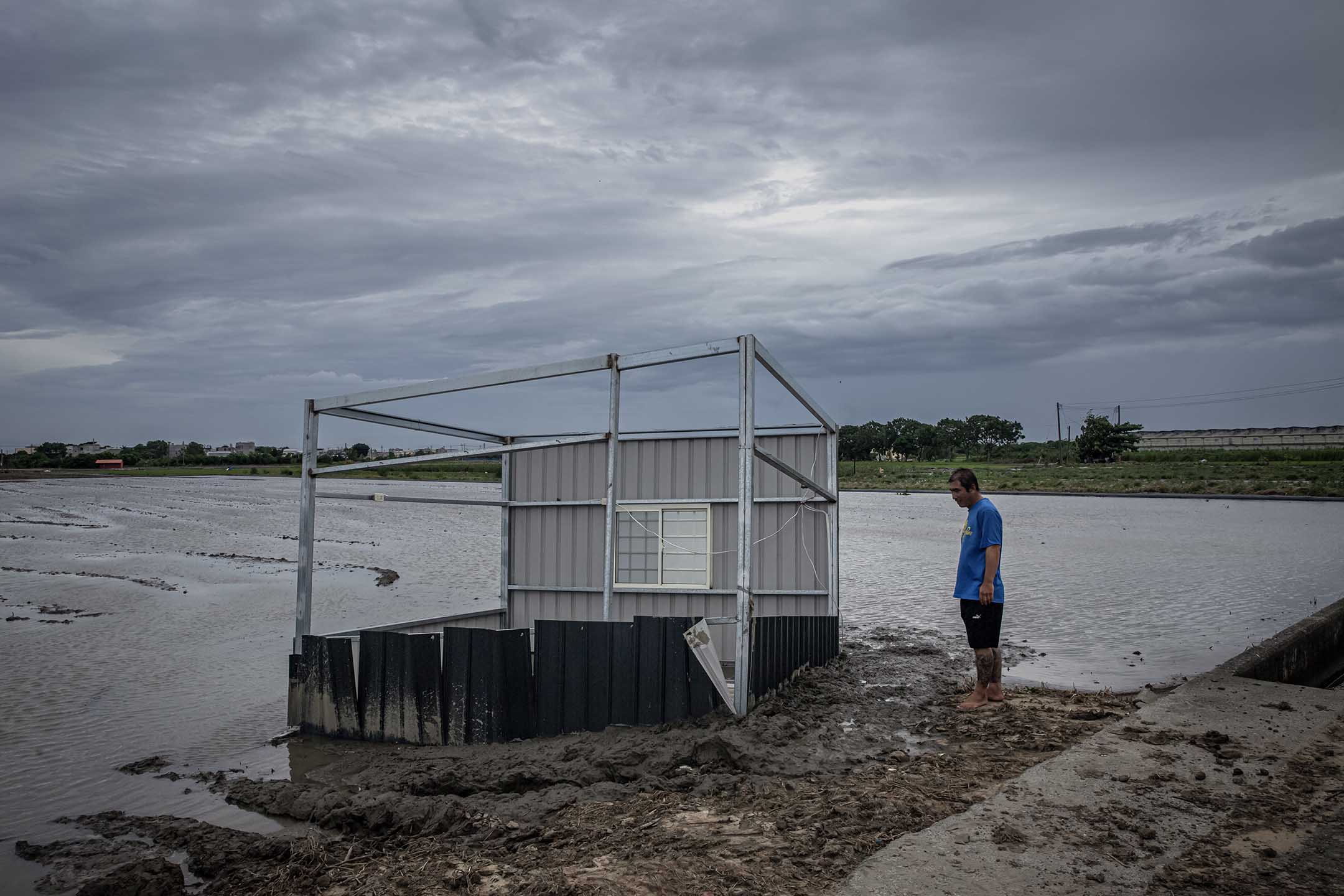 2024年7月27日,嘉義鹿草附近,仍然淹水的田和損壞的農舍。攝:陳焯煇/端傳媒