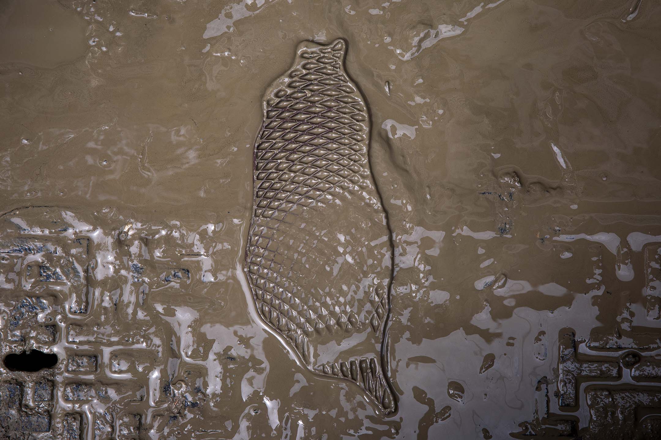 2024年7月27日,嘉義水上鄉,淹水過後地上沾滿泥濘,佈滿棄置的家具。 攝:陳焯煇/端傳媒