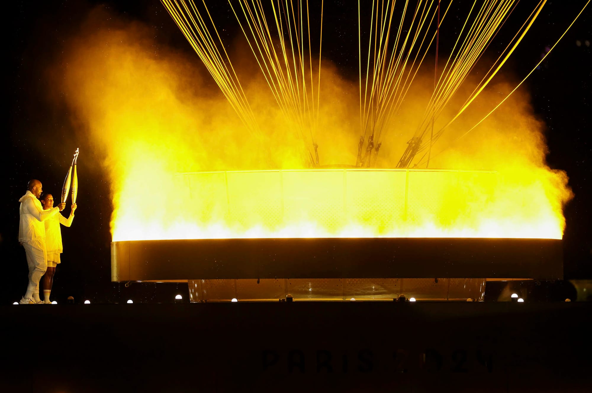 2024年7月26日，前短跑運動員Marie-José Pérec和柔道運動員Teddy Riner 以聖火在杜樂麗花園點燃一個巨大的熱氣球。攝：Carl Recine/Getty Images