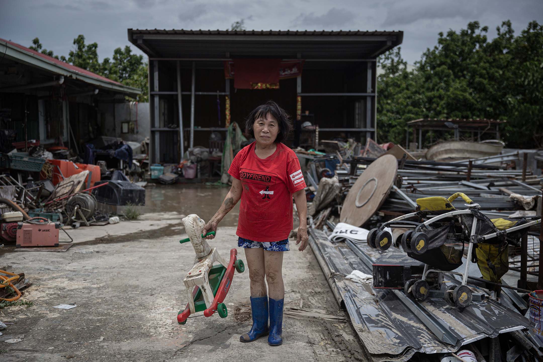 2024年7月27日,嘉義水上鄉,居民整理淹水後的房子。攝:陳焯煇/端傳媒