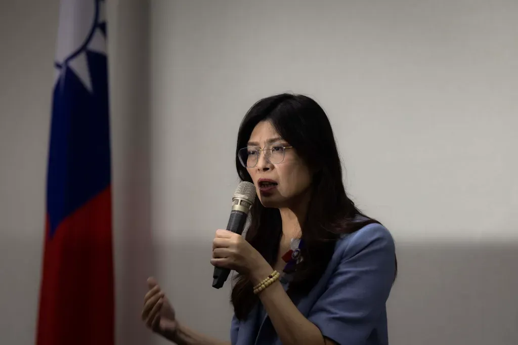 郑丽文当选国民党主席：从学运明星到“中国人”论述，蓝营板块重组｜Whatsnew