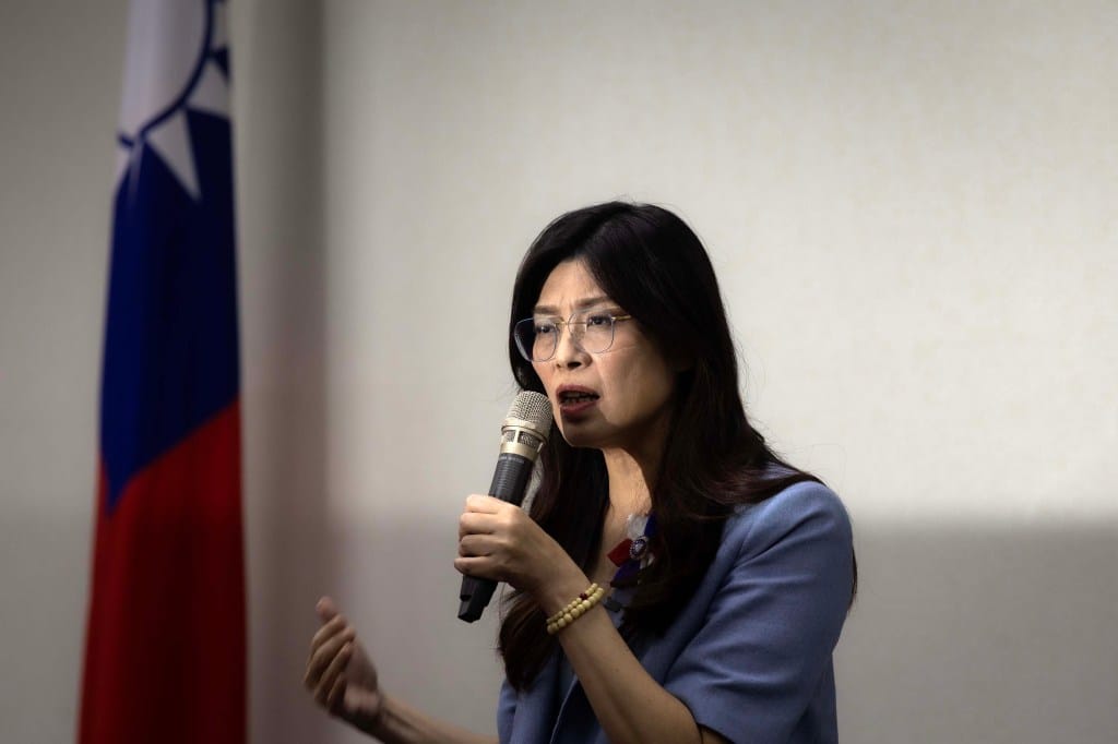 鄭麗文當選國民黨主席：從學運明星到「中國人」論述，藍營板塊重組｜Whatsnew