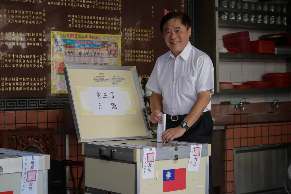 郑丽文当选国民党主席：从学运明星到“中国人”论述，蓝营板块重组｜Whatsnew