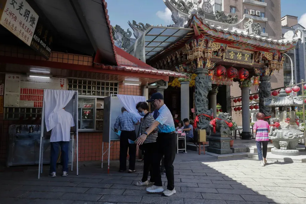 郑丽文当选国民党主席：从学运明星到“中国人”论述，蓝营板块重组｜Whatsnew