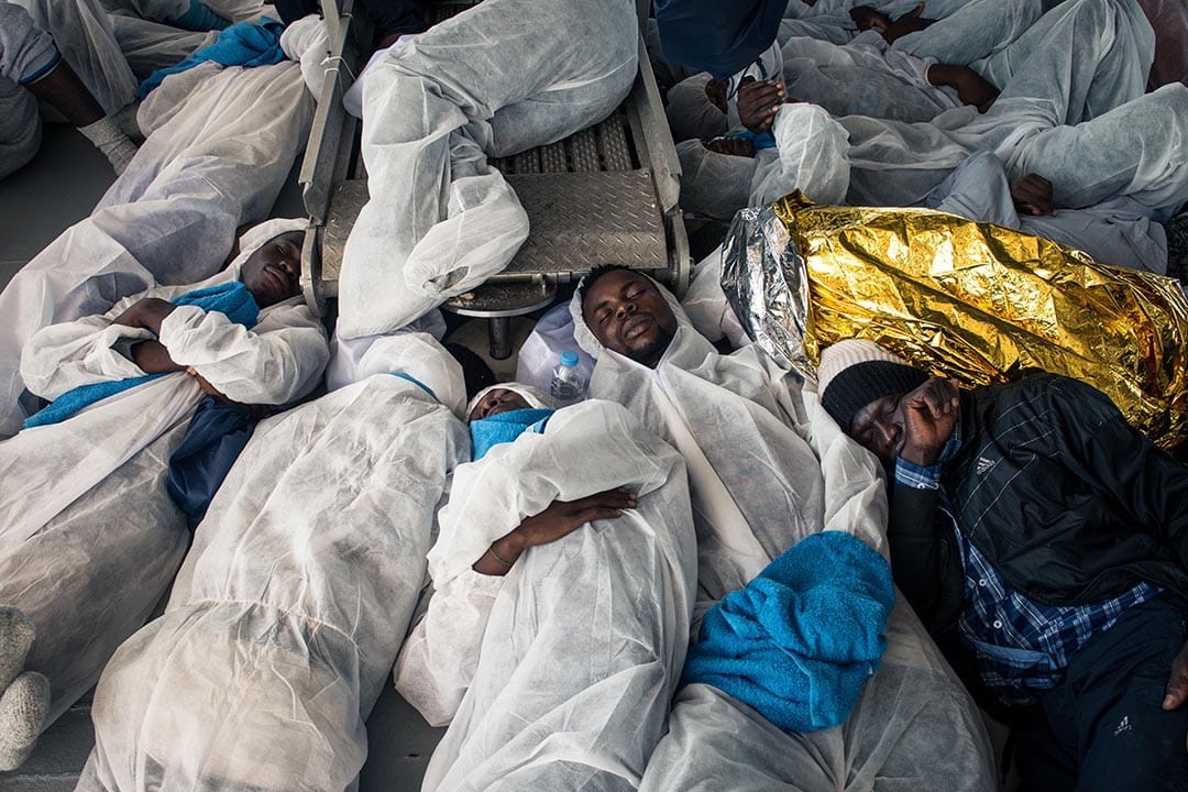 一群被救到My Phoenix上的難民在甲板底層休息。攝:Christophe Stramba/MSF