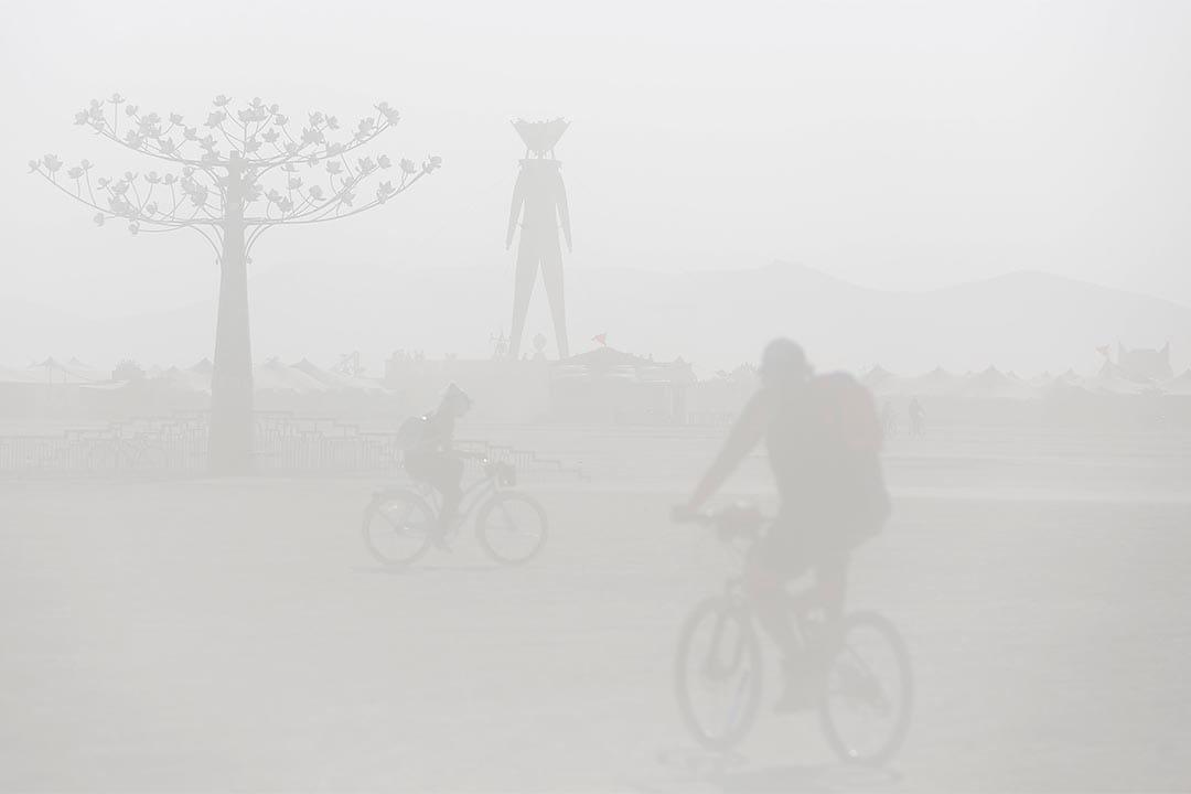 举办​​「火人祭」的沙漠不时刮起沙尘暴。摄：Jim Urquhart/Reuters