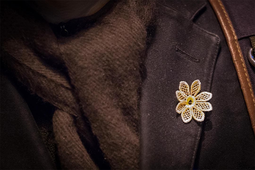 參與者所製作的小白花衣飾。攝:吳煒豪/端傳媒