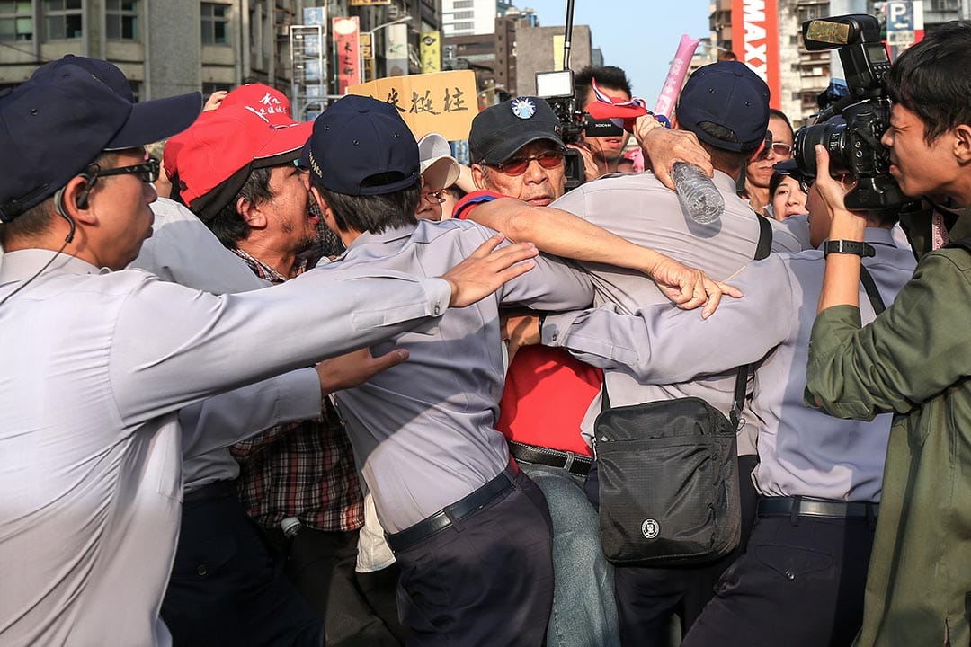 民众企图突破警方围墙想要围捕刚结束中常会立委的车。摄:张国耀/端传媒