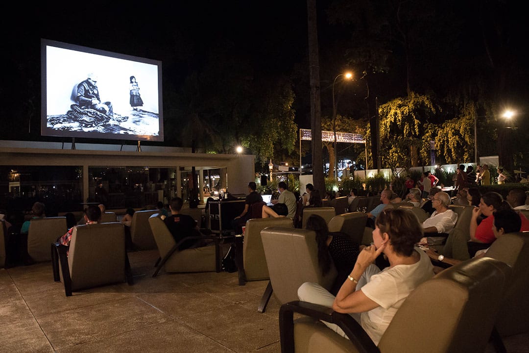 約一百位來自世界各地的攝影師在星空下，於暹粒FCC評賞圖輯。 攝：樊素心/端傳媒