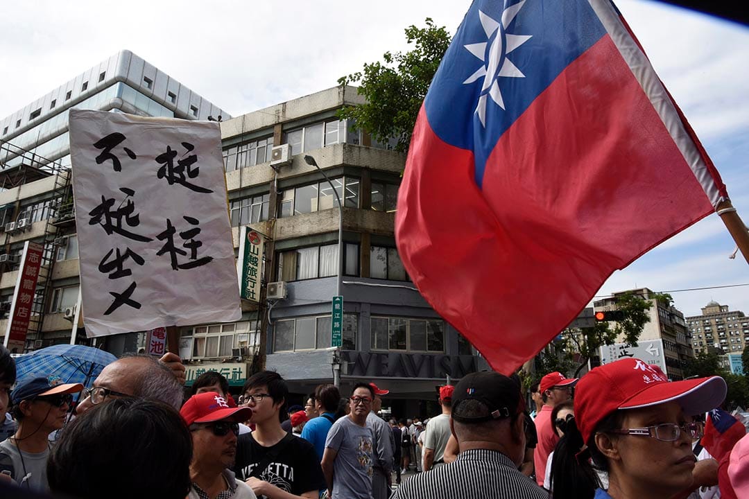 民众在国民党中央党部外拿着支持洪秀柱的集结。摄 : 陈弘岱/端传媒