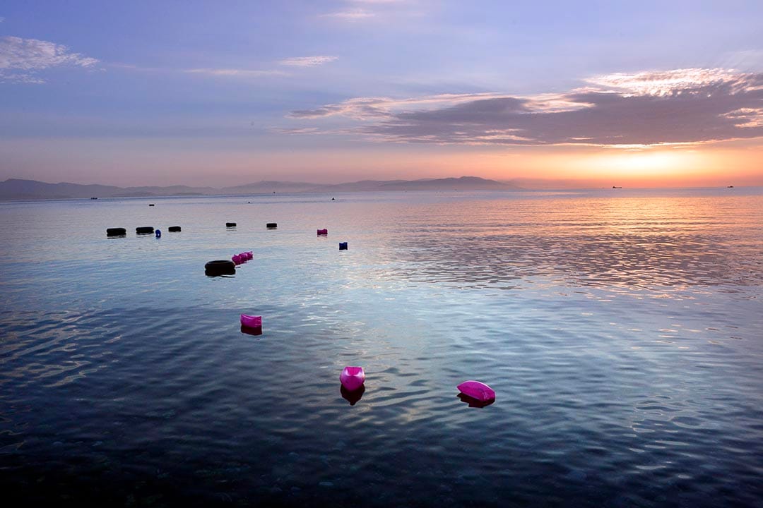 2015年8月13日希臘科斯島 難民使用過的救援水泡在海上飄浮。攝: Milos Bicanski /GETTY