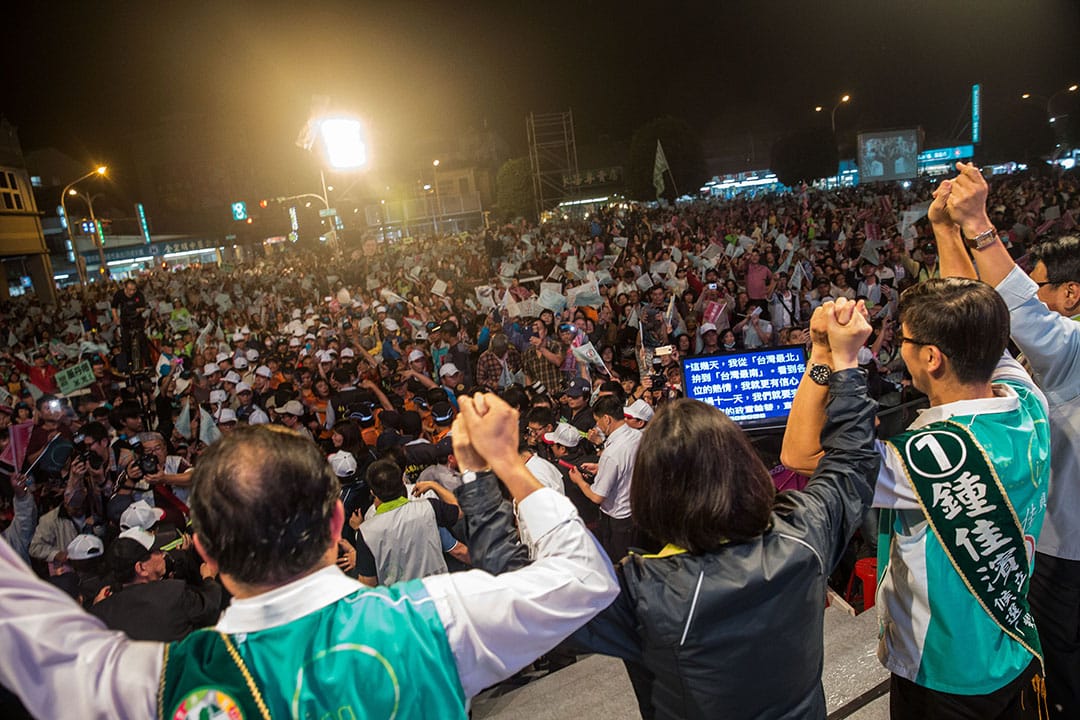 蔡英文在屏东的造势晚会上与立委候选人、屏东前副县长钟佳滨手牵手拉票。摄:Billy H.C. Kwok/端传媒