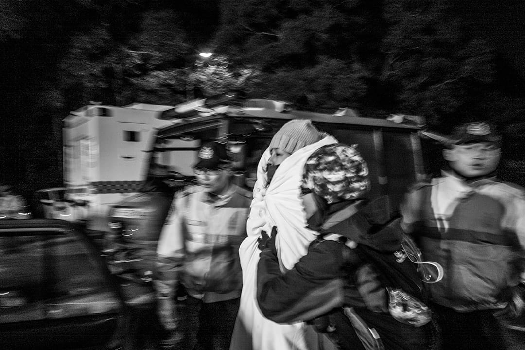 2016年1月24日,大帽山入夜后仍有行山者失踪,大批救援人员在现场进行拯救。摄:林亦非/端传媒