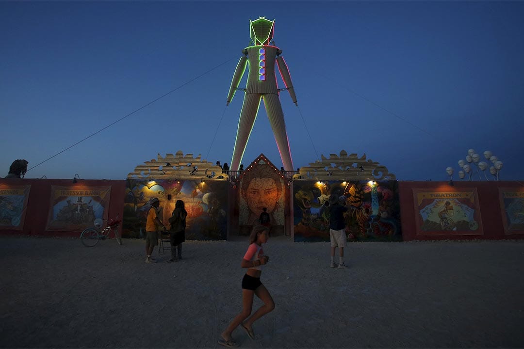 「火人节」的主角火人迄立于内华达州的沙漠。摄：Jim Urquhart/Reuters