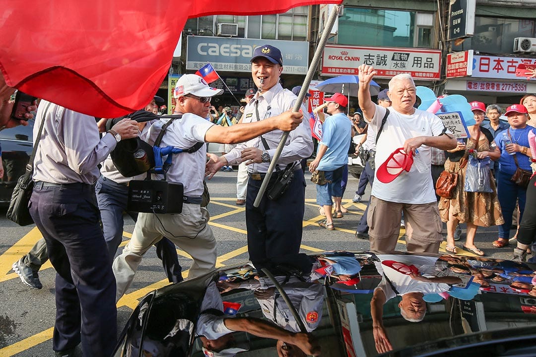 民众企图突破警方围墙想要围捕刚结束中常会立委的车。摄:张国耀/端传媒
