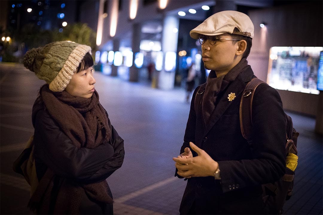 「小白花行動」兩位發起人Juno(左)、Pasu(右),他們希望行動可以有助令社會關注青年情緒問題。攝:吳煒豪/端傳媒