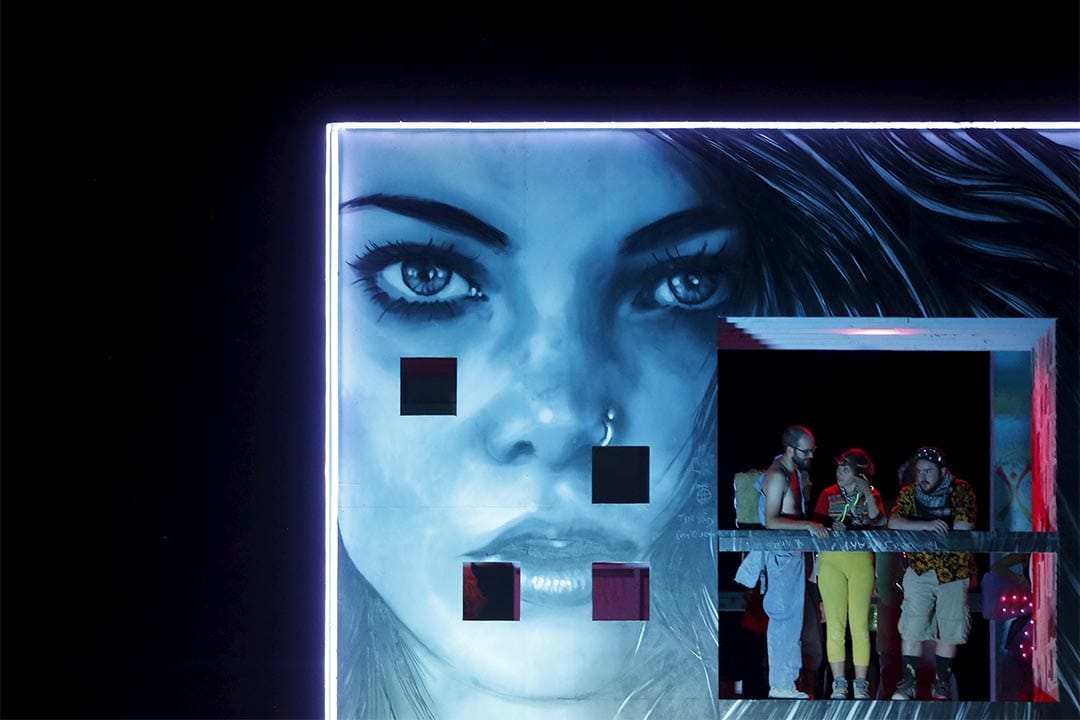 参加者和「火人祭」的艺术装置互动。摄：Jim Urquhart/Reuters