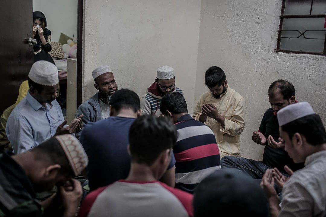 2015年，一位尋求庇護者搬家和結婚，結婚當天，邀請了同鄉和朋友到家中作客，並且為新房子和婚姻祈禱。攝: Billy H.C. Kwok/ 端傳媒