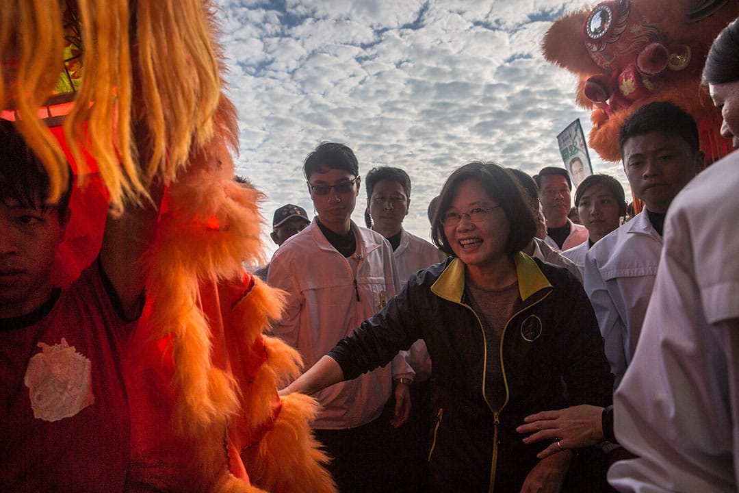 同日下午,蔡英文到高雄金狮湖保安宫,与高雄市长陈菊、以及民进党三民区立候选人李昆泽一齐上香参拜,她受到支持群众热烈欢迎。摄:Billy H.C. Kwok/端传媒